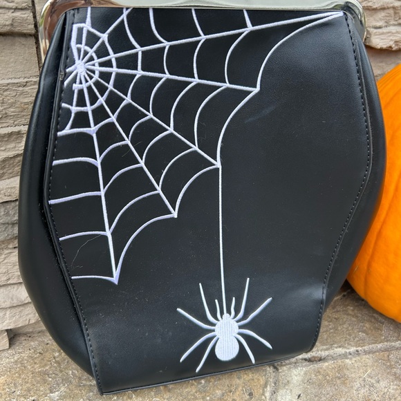 Halloween purse with bonus items - Picture 7 of 7